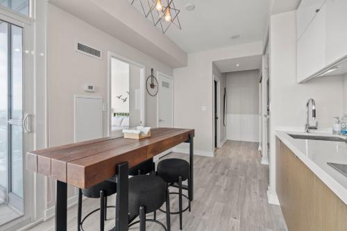 1 Bedroom with King bed Condo in Downtown, Торонто (фото 7)