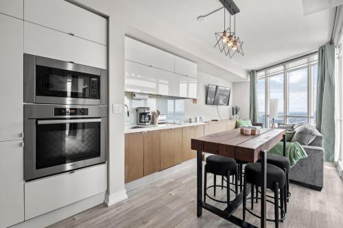 1 Bedroom with King bed Condo in Downtown, Торонто (фото 4)