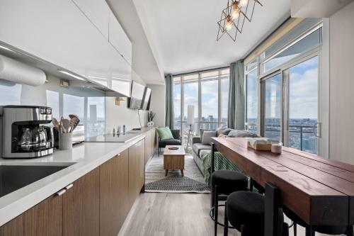 1 Bedroom with King bed Condo in Downtown, Торонто (фото 5)