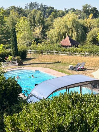 Swimming pool, L'Oustal du Domaine de Louveraude in Chenerailles