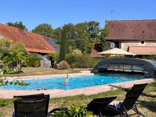 Swimming pool, L'Oustal du Domaine de Louveraude in Chenerailles