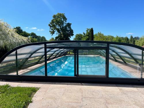 Swimming pool, L'Oustal du Domaine de Louveraude in Chenerailles