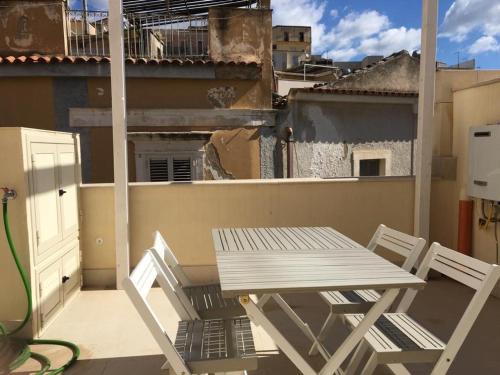 Charming 2-Bedroom House - Rooftop terrace in Heart of Noto Sicily - image 5