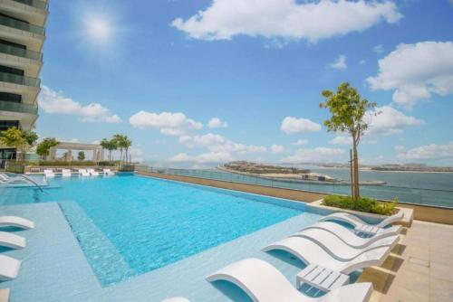 Vacationer Holiday Homes I Calm 1 Bed l City Views l Infinity Pool Access, Дубай (фото 4)