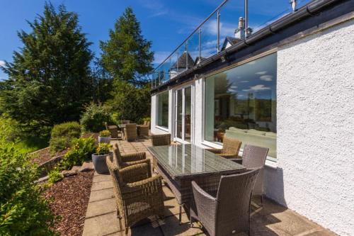 Loch Tay, Estate House with Panoramic Vistas in Ардеонег