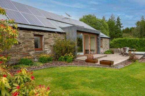 Sams Cottage with Loch Tay Vistas and Hot Tub in Ардеонег