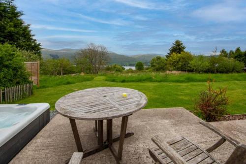 Sams Cottage with Loch Tay Vistas and Hot Tub in Ардеонег