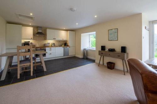 Sams Cottage with Loch Tay Vistas and Hot Tub in Ардеонег