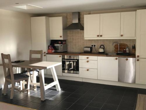 Sams Cottage with Loch Tay Vistas and Hot Tub in Ардеонег