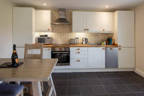 Sams Cottage with Loch Tay Vistas and Hot Tub in Ардеонег