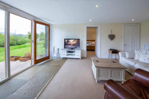 Sams Cottage with Loch Tay Vistas and Hot Tub in Ардеонег