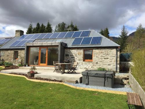 Sams Cottage with Loch Tay Vistas and Hot Tub in Ардеонег