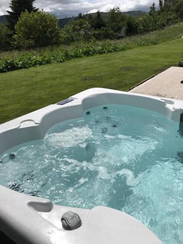 Sams Cottage with Loch Tay Vistas and Hot Tub in Ардеонег