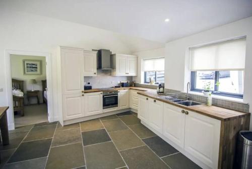 Wishing Well Cottage at Loch Tay and Hot Tub in Ардеонег