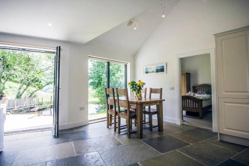 Wishing Well Cottage at Loch Tay and Hot Tub in Ардеонег