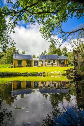 Wishing Well Cottage at Loch Tay and Hot Tub in Ардеонег