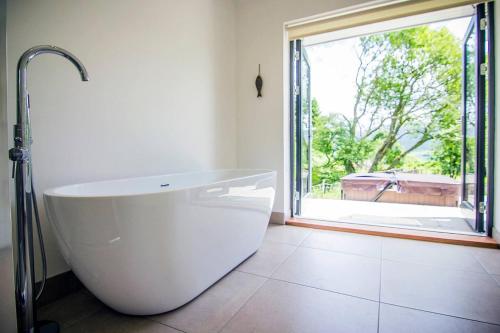 Wishing Well Cottage at Loch Tay and Hot Tub in Ардеонег