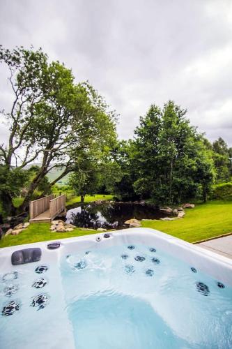 Wishing Well Cottage at Loch Tay and Hot Tub in Ардеонег