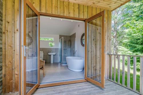 Ben Lawers Rest Cabin - Hot Tub and Loch Tay Vistas in Ардеонег