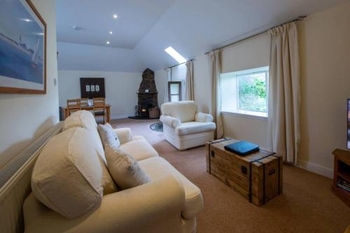 Loch Tay Bothy Cottage with Hot Tub in Ардеонег