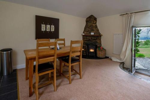Loch Tay Bothy Cottage with Hot Tub in Ардеонег