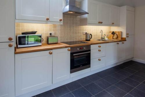 Loch Tay Bothy Cottage with Hot Tub in Ардеонег