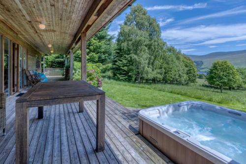Ben Lawers Rest Cabin - Hot Tub and Loch Tay Vistas in Ардеонег