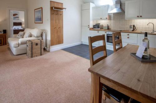 Loch Tay Bothy Cottage with Hot Tub in Ардеонег