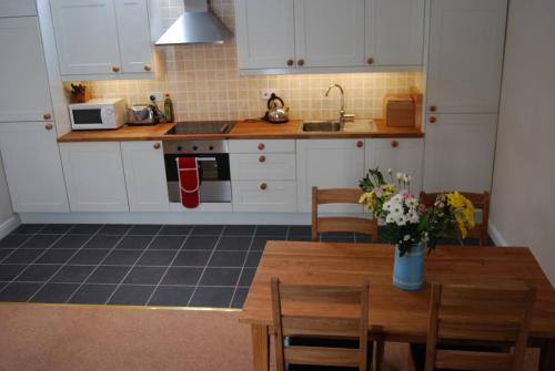 Loch Tay Bothy Cottage with Hot Tub in Ардеонег