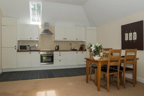 Loch Tay Bothy Cottage with Hot Tub in Ардеонег