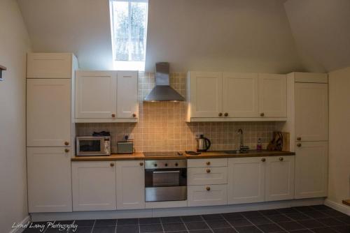 Loch Tay Bothy Cottage with Hot Tub in Ардеонег