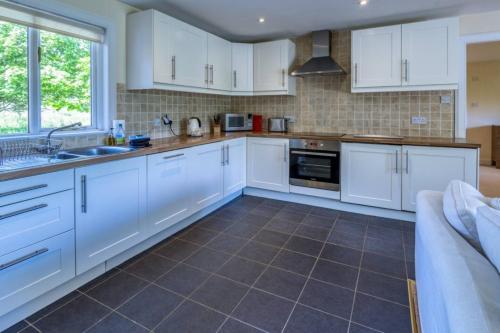 Ben Lawers Rest Cabin - Hot Tub and Loch Tay Vistas in Ардеонег