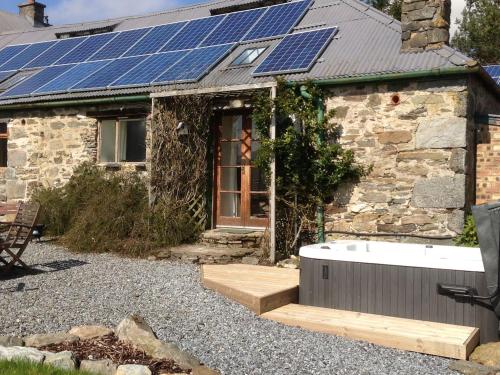 Loch Tay Bothy Cottage with Hot Tub in Ардеонег