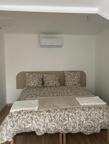 1 king bed, 1 sofa bed