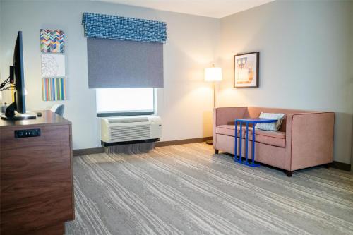 1 king bed, 1 sofa bed