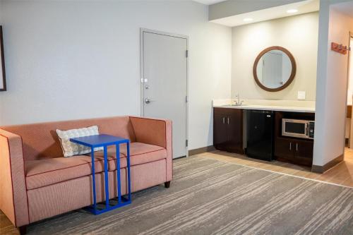 Hampton Inn Gonzales - image 8
