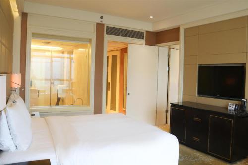 1 king bed, 2 twin beds