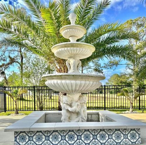Bellagio a modern spacious unit with large balcony facing a golf course view, Tampa