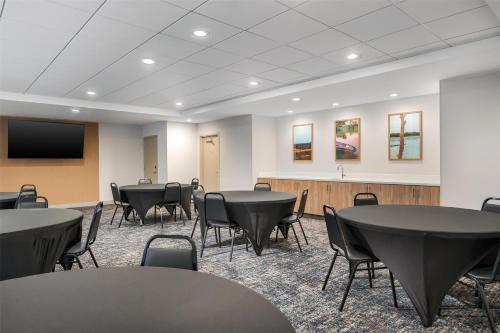 Hampton Inn & Suites by Hilton Alpena - image 13