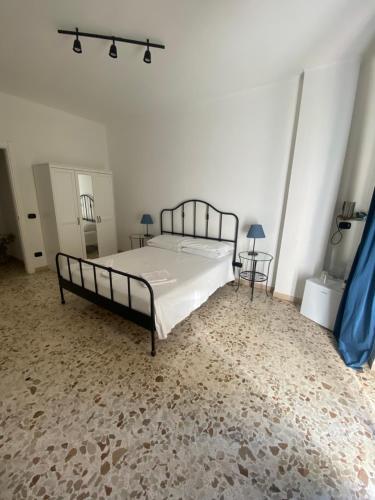 Alvarez De Toledo – Naples, CO