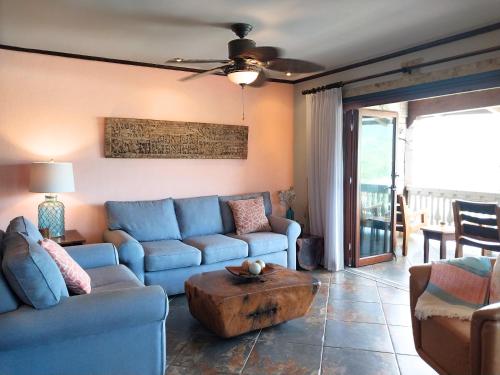 ห้องส่วนกลางสำหรับนั่งเล่น/ดูทีวี, Playa Flamingo penthouse with pacific sunset views - Flamingo Rose Vista in ปลายา ฟลามิงโก