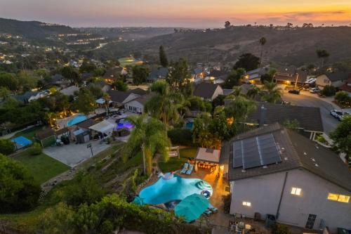 Entire Private Hot Tub, King Bed, Garage, Grand View, 3BR-3Bth, Available Now in Rancho Peñasquitos