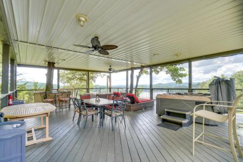 River-View Somerset Home: Large Deck, Fire Pit! in Burnside (KY)