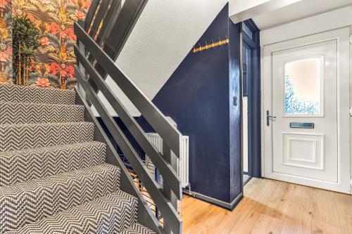 Large 4 Bedroom House - Sleeps 10 - Birmingham City Centre - Perfect for Work, Families, Groups, Business Travellers & Contractors - FREE PARKING - By 02 Academy, Bullring, Newstreet, Selfridges - SMART TVs in all rooms, Birmingham (photo 4)