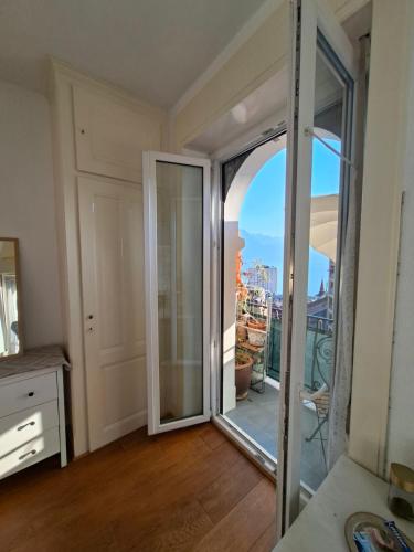 Room with splendid lake view in Montreux city center in Montreux, Schweiz