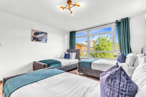 Large 4 Bedroom House - Sleeps 10 - Birmingham City Centre - Perfect for Work, Families, Groups, Business Travellers & Contractors - FREE PARKING - By 02 Academy, Bullring, Newstreet, Selfridges - SMART TVs in all rooms, Birmingham (photo 6)