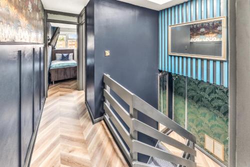 Large 4 Bedroom House - Sleeps 10 - Birmingham City Centre - Perfect for Work, Families, Groups, Business Travellers & Contractors - FREE PARKING - By 02 Academy, Bullring, Newstreet, Selfridges - SMART TVs in all rooms, Birmingham (photo 8)