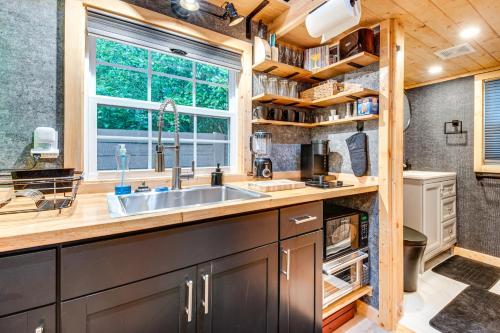 Hot Tub and Patio Private Couples Escape in ATL in Gresham Park