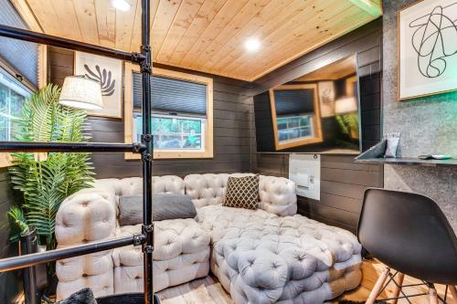 Hot Tub and Patio Private Couples Escape in ATL in Gresham Park