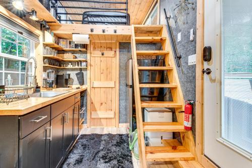 Hot Tub and Patio Private Couples Escape in ATL in Gresham Park